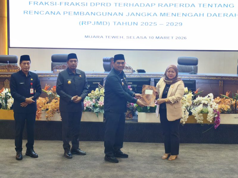 Foto Sidang paripurna  yang dihadiri langsung oleh Bupati Barito Utara, H. Shalahuddin, beserta Wakil Bupati, Felix Sonadie.