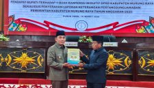 Penyerahan LKPJ Pemkab Mura oleh Wakil Bupati Murung Rahmanto Muhidin, kepada ketua DPRD Rumaidi dalam rapat paripurna dewan, Selasa (10/03/2026).