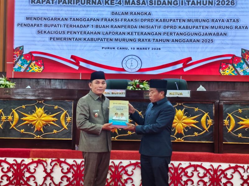 Penyerahan LKPJ Pemkab Mura oleh Wakil Bupati Murung Rahmanto Muhidin, kepada ketua DPRD Rumaidi dalam rapat paripurna dewan, Selasa (10/03/2026).