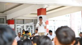 Gubernur Agustiar Sabran membuka kegiatan Pasar Murah Ramadan Mahasiswa Kalteng di halaman Istana Isen Mulang. Kegiatan ini menyediakan ribuan paket sembako gratis untuk membantu mahasiswa memenuhi kebutuhan pokok selama bulan Ramadan di Palangka Raya. (11/3/26)