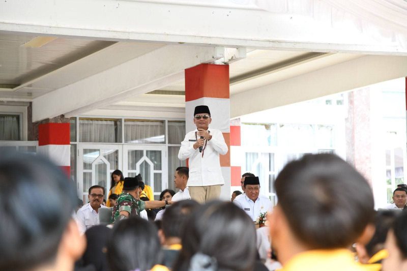 Gubernur Agustiar Sabran membuka kegiatan Pasar Murah Ramadan Mahasiswa Kalteng di halaman Istana Isen Mulang. Kegiatan ini menyediakan ribuan paket sembako gratis untuk membantu mahasiswa memenuhi kebutuhan pokok selama bulan Ramadan di Palangka Raya. (11/3/26)