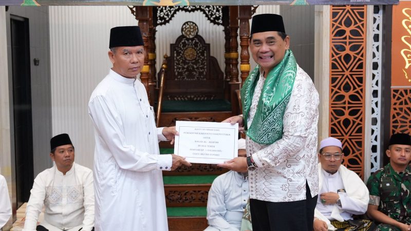 Foto Bupati Barito Utara, H. Shalahuddin, bersama Wakil Bupati Felix Sonadie Y. Tingan beserta rombongan SKPD