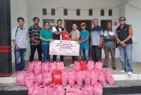 Foto PT. BEK (Bharinto Ekatama) bersama jajaran manajemen menyalurkan bantuan paket Ramadan