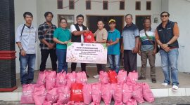 Foto PT. BEK (Bharinto Ekatama) bersama jajaran manajemen menyalurkan bantuan paket Ramadan