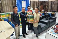 Foto Kepala Dinas Pendidikan Kabupaten Barito Utara, Syahmiluddin A. Surapati, SP, M.Si memberikan perhatian kepada para wartawan yang bertugas di wilayah Barito Utara