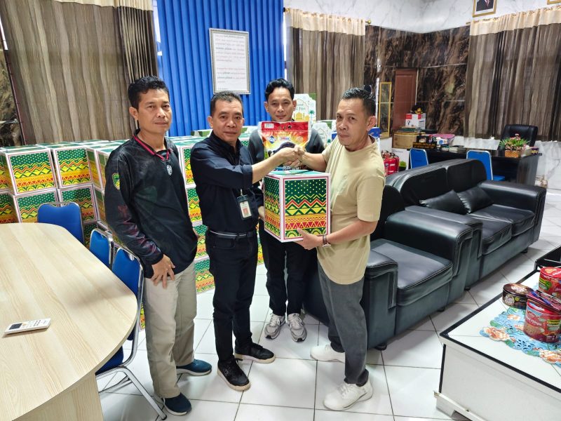 Foto Kepala Dinas Pendidikan Kabupaten Barito Utara, Syahmiluddin A. Surapati, SP, M.Si memberikan perhatian kepada para wartawan yang bertugas di wilayah Barito Utara