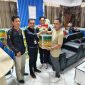 Foto Kepala Dinas Pendidikan Kabupaten Barito Utara, Syahmiluddin A. Surapati, SP, M.Si memberikan perhatian kepada para wartawan yang bertugas di wilayah Barito Utara