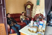 Foto Bupati Barito Utara, Shalahuddin, dan Wakil Bupati, Felix Sonadie Y. Tingan mengunjungi kediaman tokoh masyarakat Barito Utara, H Gogo Purman Jaya