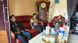 Foto Bupati Barito Utara, Shalahuddin, dan Wakil Bupati, Felix Sonadie Y. Tingan mengunjungi kediaman tokoh masyarakat Barito Utara, H Gogo Purman Jaya