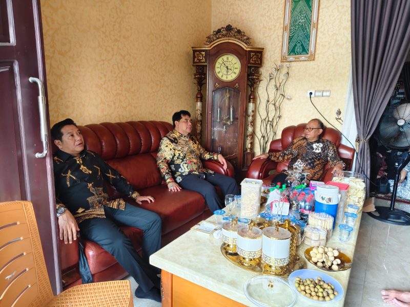 Foto Bupati Barito Utara, Shalahuddin, dan Wakil Bupati, Felix Sonadie Y. Tingan mengunjungi kediaman tokoh masyarakat Barito Utara, H Gogo Purman Jaya