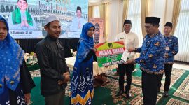 Bupati Shalahuddin ketika memberikan uang saku kepada salah seorang jamaah umroh yang diberangkatkan, Rabu(25/3/2026). Foto.Deni