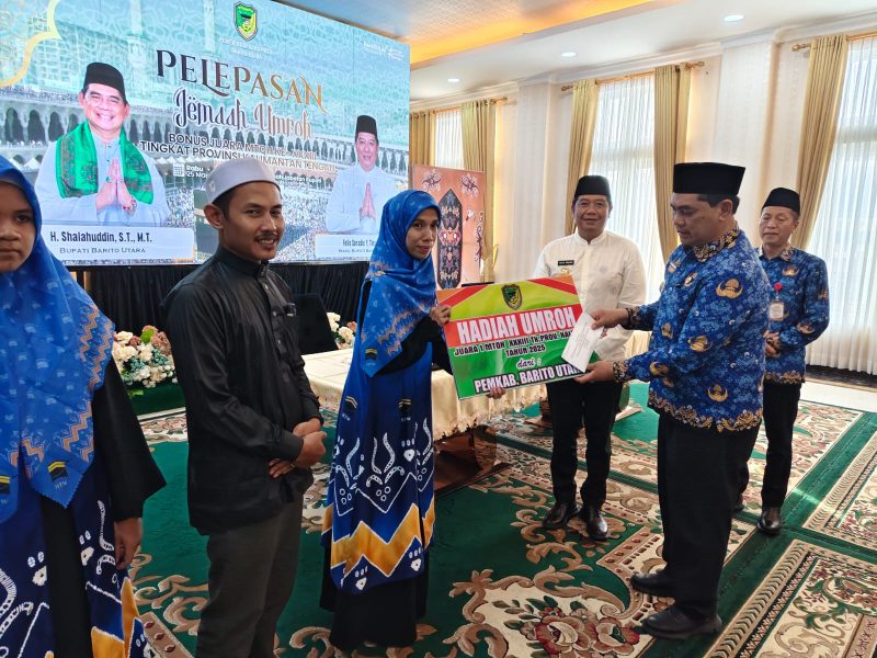 Bupati Shalahuddin ketika memberikan uang saku kepada salah seorang jamaah umroh yang diberangkatkan, Rabu(25/3/2026). Foto.Deni