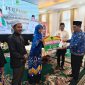 Bupati Shalahuddin ketika memberikan uang saku kepada salah seorang jamaah umroh yang diberangkatkan, Rabu(25/3/2026). Foto.Deni