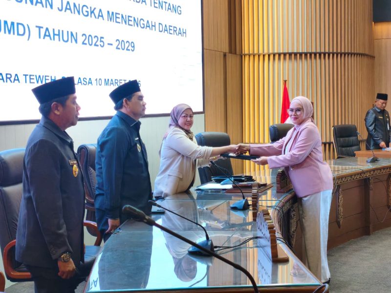Foto (Raperda) dalam Sidang Paripurna IV Masa Sidang II