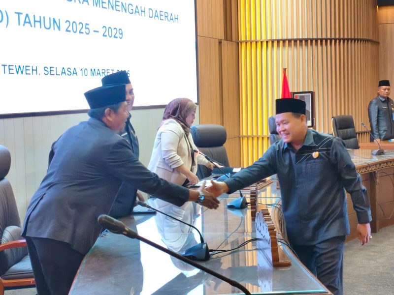 Foto dalam Sidang Paripurna IV Masa Sidang II di ruang rapat DPRD