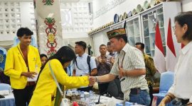 Gubernur Kalimantan Tengah Agustiar Sabran saat bersilaturahmi dan berdialog dengan mahasiswa dari berbagai perguruan tinggi di Palangka Raya terkait rencana pelibatan staf khusus mahasiswa Kalteng dalam mendukung program pembangunan daerah. (29/3/26)