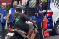 Legislator Kalteng  Tomy Irawan Diran dan tim membagikan takjil kepada masyarakat Kota Palangka Raya, belum lama ini. (Istimewa)