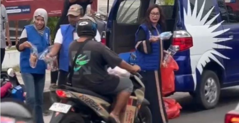 Legislator Kalteng  Tomy Irawan Diran dan tim membagikan takjil kepada masyarakat Kota Palangka Raya, belum lama ini. (Istimewa)
