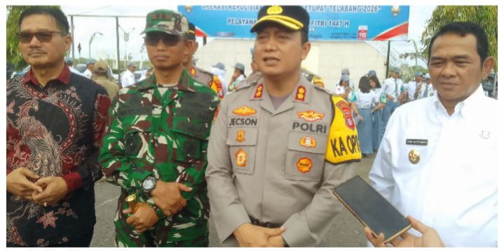 Kapolres Barsel AKBP Jecson R. Hutapea (tengah) didampingi Wakil Bupati, Dandim 1012/Buntok dan Ketua DPRD saat diwawancarai wartawan usai acara apel gelar pasukan Operasi Ketupat, Kamis (12/3/2026). Foto. Alifansyah/1tulah.com