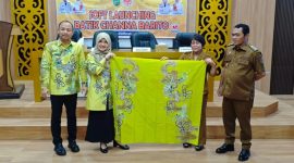 Bupati Barsel Eddy Raya Samsuri didampingi Ketua Dekranasda Hj. Permana Sari, dan Wabup Khristianto Yudha serta Pj Sekda Dr. Ita Minarni saat memperkenalkan Batik Channa kepada masyarakat, Senin (16/3/2026). Foto. Alifansyah/1tulah.com