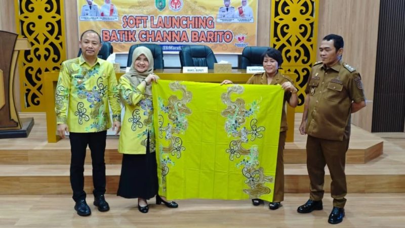 Bupati Barsel Eddy Raya Samsuri didampingi Ketua Dekranasda Hj. Permana Sari, dan Wabup Khristianto Yudha serta Pj Sekda Dr. Ita Minarni saat memperkenalkan Batik Channa kepada masyarakat, Senin (16/3/2026). Foto. Alifansyah/1tulah.com