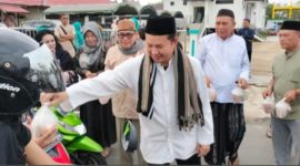 Kepal Dinas Perkimtan Kabupaten Barsel, M. Taufik saat memberikan takjil kepada warga yang melintas di depan Kantor Seketariat TP-PKK beberapa waktu lalu. Foto. Alifansyah/1tulah.com