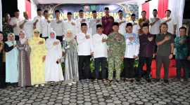 Dandim 1012/Buntok Letkol Inf Muhammad Edi didampingi  Bupati dan Wabup Barsel serta unsur Forkopimda dan tamu undangan lainnya saat berfoto bersama pada acara buka bersama, Selasa (10/3/2026). Foto. Alifansyah/1tulah.com