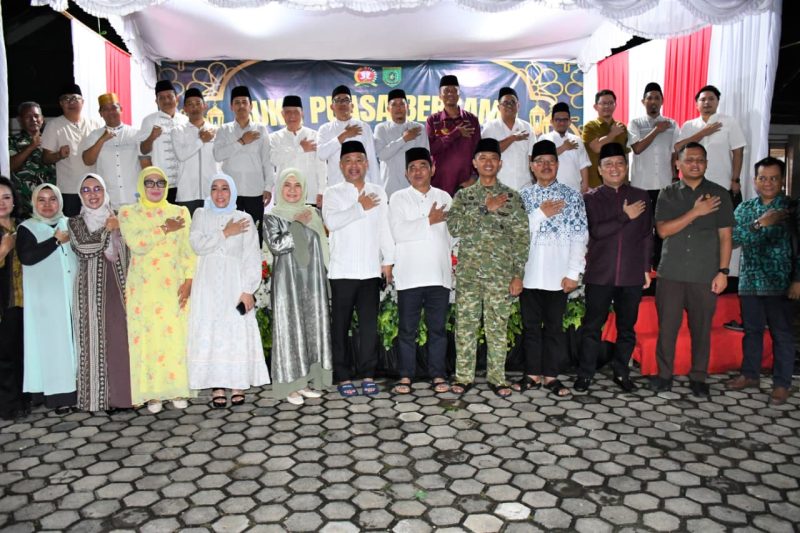 Dandim 1012/Buntok Letkol Inf Muhammad Edi didampingi  Bupati dan Wabup Barsel serta unsur Forkopimda dan tamu undangan lainnya saat berfoto bersama pada acara buka bersama, Selasa (10/3/2026). Foto. Alifansyah/1tulah.com
