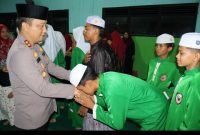 Kapolres Barsel AKBP Jecson R. Hutapea saat bersamalam dengan salah satu santri Ponpes Ahlussunah Waljamaah  usai buka puasa bersama, Jumat (6/3/2026). Foto. Alifansyah/1tulah.com