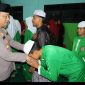 Kapolres Barsel AKBP Jecson R. Hutapea saat bersamalam dengan salah satu santri Ponpes Ahlussunah Waljamaah  usai buka puasa bersama, Jumat (6/3/2026). Foto. Alifansyah/1tulah.com