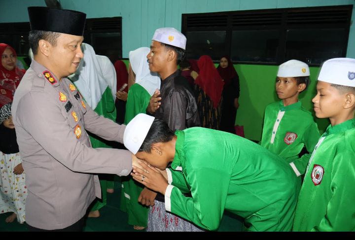 Kapolres Barsel AKBP Jecson R. Hutapea saat bersamalam dengan salah satu santri Ponpes Ahlussunah Waljamaah  usai buka puasa bersama, Jumat (6/3/2026). Foto. Alifansyah/1tulah.com