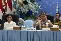 Plt Asisten Pemerintahan dan Kesejahteraan Rakyat Setda Kalimantan Tengah Linae Victoria Aden mendampingi Gubernur Kalteng Agustiar Sabran dalam kegiatan silaturahmi bersama mahasiswa di Istana Isen Mulang, Palangka Raya, di tengah menguatnya namanya dalam bursa calon Sekda Kalteng. (29/3/26)