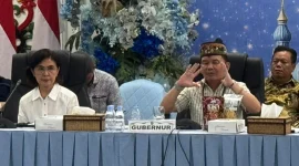 Plt Asisten Pemerintahan dan Kesejahteraan Rakyat Setda Kalimantan Tengah Linae Victoria Aden mendampingi Gubernur Kalteng Agustiar Sabran dalam kegiatan silaturahmi bersama mahasiswa di Istana Isen Mulang, Palangka Raya, di tengah menguatnya namanya dalam bursa calon Sekda Kalteng. (29/3/26)