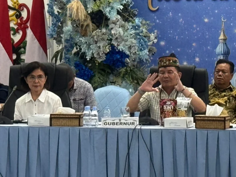 Plt Asisten Pemerintahan dan Kesejahteraan Rakyat Setda Kalimantan Tengah Linae Victoria Aden mendampingi Gubernur Kalteng Agustiar Sabran dalam kegiatan silaturahmi bersama mahasiswa di Istana Isen Mulang, Palangka Raya, di tengah menguatnya namanya dalam bursa calon Sekda Kalteng. (29/3/26)