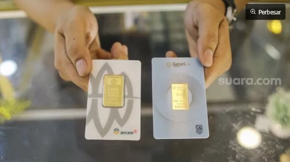 Pekerja menunjukkan perhiasan emas di Kantor Pusat Galeri 24 Pegadaian, Salemba, Jakarta Pusat. [Suara.com/Alfian Winanto] 