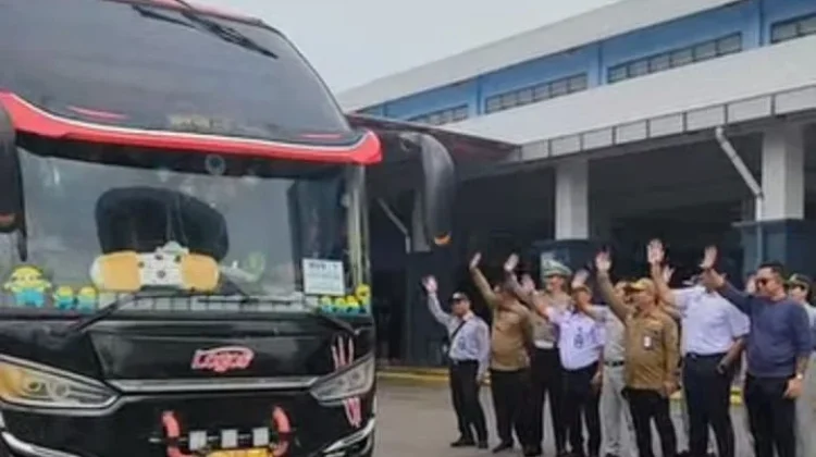 Suasana pemberangkatan program mudik gratis oleh Pemerintah Provinsi Kalimantan Tengah di Terminal W.A Gara, Palangka Raya, dengan ratusan pemudik bersiap naik bus menuju berbagai daerah tujuan Lebaran 2026.