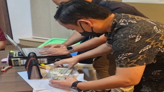 Kejaksaan Agung RI menggeledah Kantor PT AKT terkait kasus dugaan tambang ilegal. [Foto:Istimewa] 