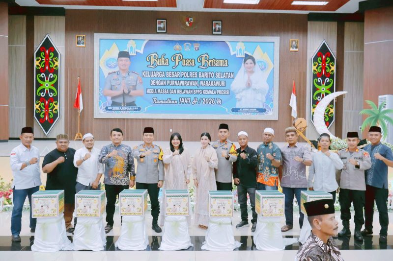 Kapolres Barsel AKBP Jecson R. Hutapea didampingi Waka Polres saat berfoto bersama sejumlah wartawan yang hadir dalam acara buka buasa bersama, Sabtu (14/3/2026). Foto. Alifansyah/1tulah.com