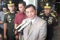 Menteri Pertahanan Sjafrie Sjamsoeddin saat memberikan keterangan pers di depan kantor Kementerian Pertahanan, Kamis (12/3/2026) (ANTARA/Walda Marison) 