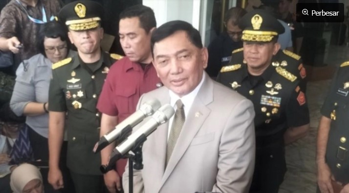 Menteri Pertahanan Sjafrie Sjamsoeddin saat memberikan keterangan pers di depan kantor Kementerian Pertahanan, Kamis (12/3/2026) (ANTARA/Walda Marison) 