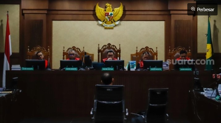 Terdakwa kasus dugaan korupsi dalam digitalisasi pendidikan pengadaan laptop Chromebook di Kemendikbudristek tahun 2019-2022 Nadiem Makarim saat menjalani sidang di Pengadilan Tipikor, Jakarta, Senin (5/1/2026). [Suara.com/Alfian Winanto] 