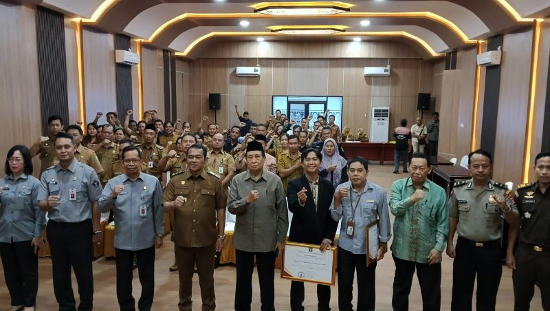 Wabup Barsel, Kristianto Yudha (tengah) saat berfoto bersama Kepala Kanwil Kemenkum Kalimantan Tengah dan para peserta dalam acara pelatihan paralegal Posbakum, Senin (2/3/2026). Foto. Alifansyah/1tulah.com