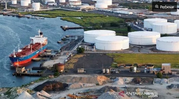 Ilustrasi kilang minyak. [Antara] 