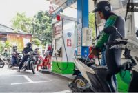 Pengendara mengisi BBM di sebuah SPBU di Setiabudi, Jakarta Selatan, Selasa (3/1/2023). [Suara.com/Alfian Winanto]