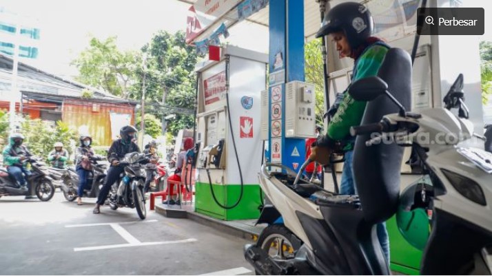 Pengendara mengisi BBM di sebuah SPBU di Setiabudi, Jakarta Selatan, Selasa (3/1/2023). [Suara.com/Alfian Winanto]