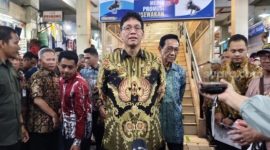 Menkeu Purbaya Yudhi Sadewa menyampaikan tidak adanya kenaikan harga BBM di Yogyakarta, Selasa (17/3/2026). [Suara.com/Putu] 