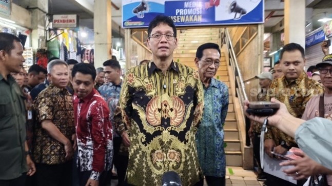 Menkeu Purbaya Yudhi Sadewa menyampaikan tidak adanya kenaikan harga BBM di Yogyakarta, Selasa (17/3/2026). [Suara.com/Putu] 