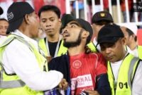 Wartawan Halmahera Post, Firjal Usdek saat dikerumuni petugas saat menjalankan tugas peliputan di laga BRI Super League antara Malut United FC melawan PSM Makassar di Stadion Gelora Kie Raha, Ternate, 8/3/2026). [Antara/HO- Dokumentasi Pribadi/Abdul Fatah] 