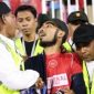 Wartawan Halmahera Post, Firjal Usdek saat dikerumuni petugas saat menjalankan tugas peliputan di laga BRI Super League antara Malut United FC melawan PSM Makassar di Stadion Gelora Kie Raha, Ternate, 8/3/2026). [Antara/HO- Dokumentasi Pribadi/Abdul Fatah] 