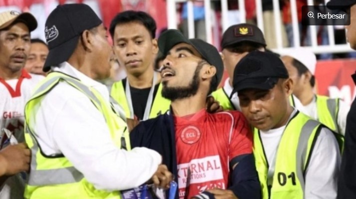 Wartawan Halmahera Post, Firjal Usdek saat dikerumuni petugas saat menjalankan tugas peliputan di laga BRI Super League antara Malut United FC melawan PSM Makassar di Stadion Gelora Kie Raha, Ternate, 8/3/2026). [Antara/HO- Dokumentasi Pribadi/Abdul Fatah] 